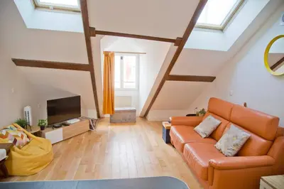 Télévision ou salle de divertissement dans l'établissement Charming Apt near Pantheon