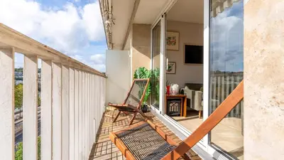 Balcon ou terrasse dans l'établissement APPARTEMENT avec vue sur la Seine 10' en voiture de Paris et de la Tour Eiffel