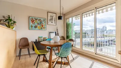 Coin salon dans l'établissement APPARTEMENT avec vue sur la Seine 10' en voiture de Paris et de la Tour Eiffel