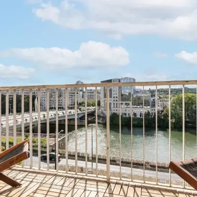 APPARTEMENT avec vue sur la Seine 10' en voiture de Paris et de la Tour Eiffel