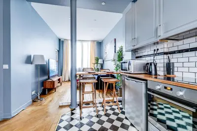 Cuisine ou kitchenette dans l'établissement Buttes-Chaumont - Fully-Equipped