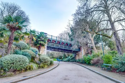 Jardin de l'établissement Buttes-Chaumont - Fully-Equipped