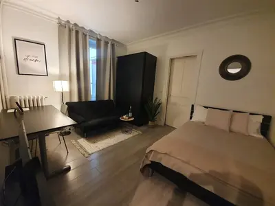 Un ou plusieurs lits dans un hébergement de l'établissement Modern and cozy studio 2 minutes from Porte d'Orléans