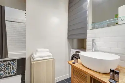 Salle de bains dans l'établissement Apartment in le marais