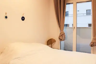 Un ou plusieurs lits dans un hébergement de l'établissement Spacious 3 Bedrooms with Terrace Saint Ouen