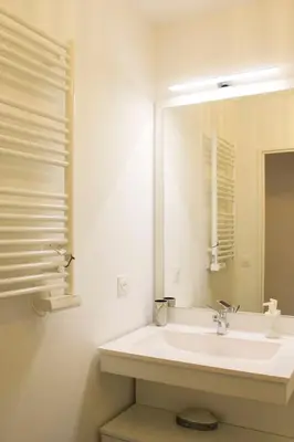 Salle de bains dans l'établissement Spacious 3 Bedrooms with Terrace Saint Ouen