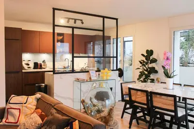 Cuisine ou kitchenette dans l'établissement Spacious 3 Bedrooms with Terrace Saint Ouen