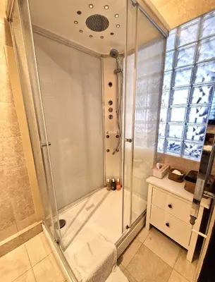 Salle de bains dans l'établissement Paris Arc de Triomphe- Tour Eiffel - Champs Élysées - 4 people