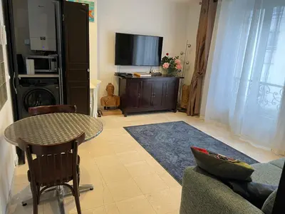 Télévision ou salle de divertissement dans l'établissement Paris Arc de Triomphe- Tour Eiffel - Champs Élysées - 4 people