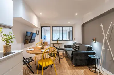 Coin salon dans l'établissement Nouveau Appartement Sacré Cœur Cottages 2