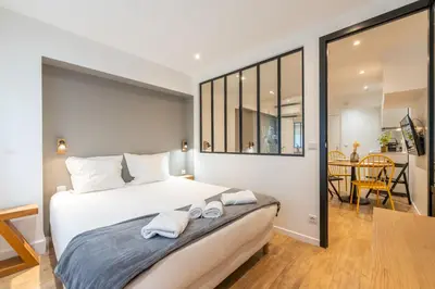 Un ou plusieurs lits dans un hébergement de l'établissement Nouveau Appartement Sacré Cœur Cottages 2