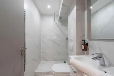 Salle de bains dans l'établissement Nouveau Appartement Sacré Cœur Cottages 2