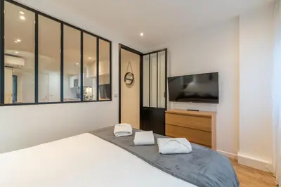 Un ou plusieurs lits dans un hébergement de l'établissement Nouveau Appartement Sacré Cœur Cottages 2