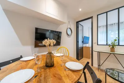 Télévision ou salle de divertissement dans l'établissement Nouveau Appartement Sacré Cœur Cottages 2
