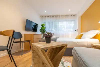 Un ou plusieurs lits dans un hébergement de l'établissement Nouveau Appartement Sacré-Cœur Cottages 3