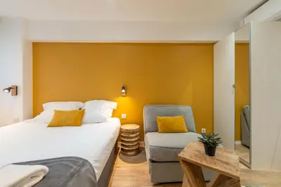 Un ou plusieurs lits dans un hébergement de l'établissement Nouveau Appartement Sacré-Cœur Cottages 3