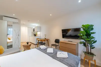 Un ou plusieurs lits dans un hébergement de l'établissement Nouveau Appartement Sacré-Cœur Cottages 3