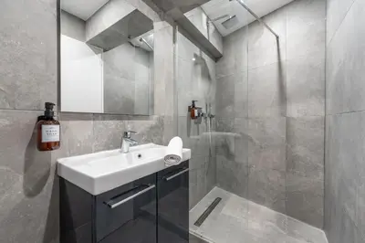 Salle de bains dans l'établissement Nouveau Appartement Sacré-Cœur Cottages 3