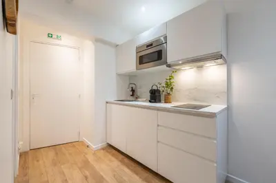 Cuisine ou kitchenette dans l'établissement Nouveau Appartement Sacré-Cœur Cottages 3