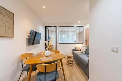 Coin salon dans l'établissement Nouveau Appartement Sacré Cœur Cottages 4