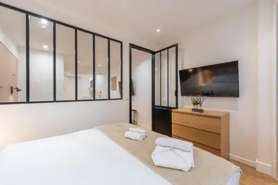 Un ou plusieurs lits dans un hébergement de l'établissement Nouveau Appartement Sacré Cœur Cottages 4