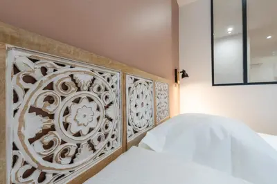 Un ou plusieurs lits dans un hébergement de l'établissement Nouveau Appartement Sacré Cœur Cottages 4