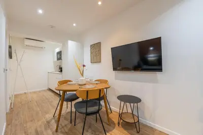 Télévision ou salle de divertissement dans l'établissement Nouveau Appartement Sacré Cœur Cottages 4