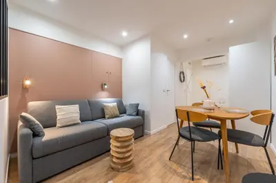 Coin salon dans l'établissement Nouveau Appartement Sacré Cœur Cottages 4