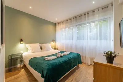 Un ou plusieurs lits dans un hébergement de l'établissement Nouveau Appartement Sacré Cœur Cottages 5