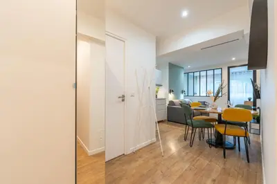 Coin salon dans l'établissement Nouveau Appartement Sacré Cœur Cottages 5