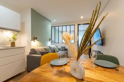 Coin salon dans l'établissement Nouveau Appartement Sacré Cœur Cottages 5
