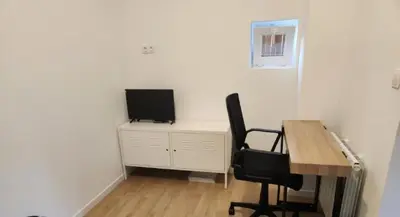 Télévision ou salle de divertissement dans l'établissement Appartement 2 pieces agréable lumineux et calme