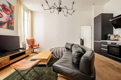 Cuisine ou kitchenette dans l'établissement Chic Stay near Louvre & Eiffel Tour