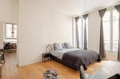 Un ou plusieurs lits dans un hébergement de l'établissement Chic Stay near Louvre & Eiffel Tour