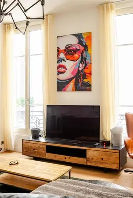 Télévision ou salle de divertissement dans l'établissement Chic Stay near Louvre & Eiffel Tour