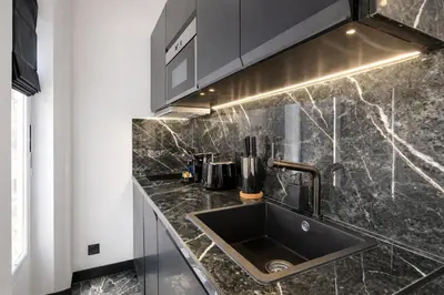Cuisine ou kitchenette dans l'établissement C3 Charming Getaway in 7th, Steps from Eiffel Tower