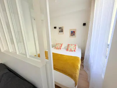 Un ou plusieurs lits dans un hébergement de l'établissement Moret Art Flats Trendy East Paris