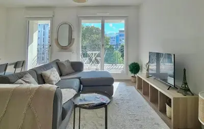 Télévision ou salle de divertissement dans l'établissement Le Central - Bel appartement lumineux proche Paris