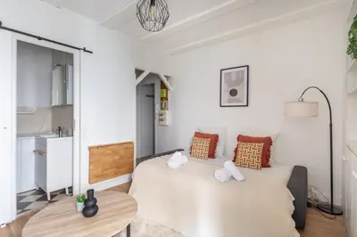 Un ou plusieurs lits dans un hébergement de l'établissement Studio cozy à Grenelle