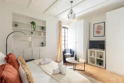 Un ou plusieurs lits dans un hébergement de l'établissement Studio cozy à Grenelle