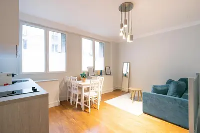 Cuisine ou kitchenette dans l'établissement Majestic Suites - Paris 11