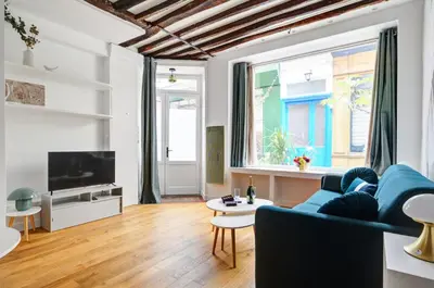 Télévision ou salle de divertissement dans l'établissement Bluestay 303 - Superb apartment in Paris