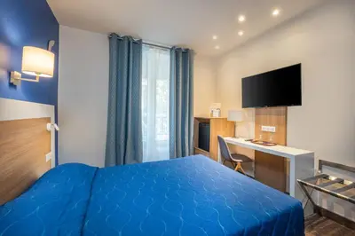 Télévision ou salle de divertissement dans l'établissement Hotel Terminus Montparnasse