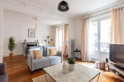 Télévision ou salle de divertissement dans l'établissement Appartement Prestige dans le 16ᵉ
