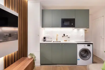 Cuisine ou kitchenette dans l'établissement Stunning Tiny Studio - 5 min to Eiffel Tower