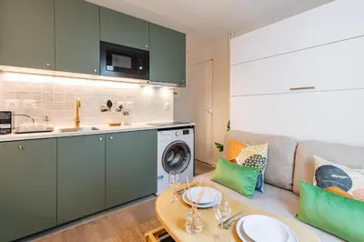Cuisine ou kitchenette dans l'établissement Stunning Tiny Studio - 5 min to Eiffel Tower