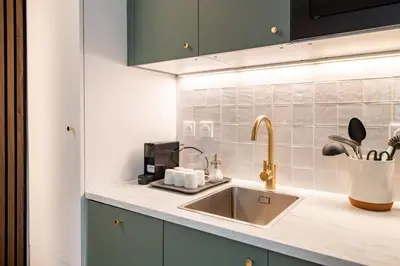 Cuisine ou kitchenette dans l'établissement Stunning Tiny Studio - 5 min to Eiffel Tower