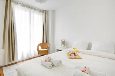 Un ou plusieurs lits dans un hébergement de l'établissement Stylish Luxury Suite - Hyper Centre Paris