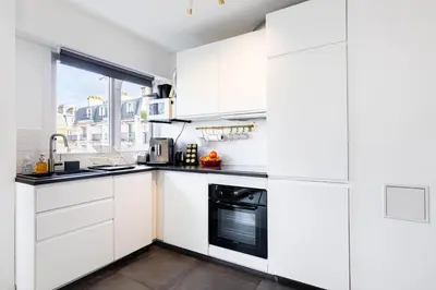 Cuisine ou kitchenette dans l'établissement GuestReady - Chic Retreat with Balcony for 2