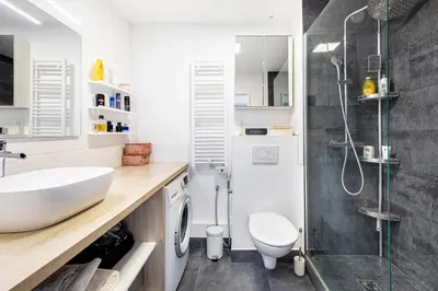 Salle de bains dans l'établissement GuestReady - Chic Retreat with Balcony for 2